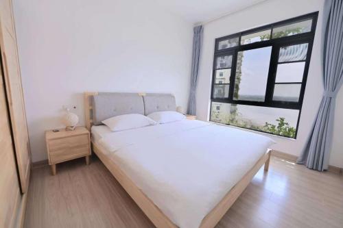 新山16 Forest City homestay-free WIFI-森林城市民宿的卧室设有一张白色大床和一扇窗户。