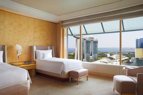 新加坡The Ritz-Carlton, Millenia Singapore的酒店客房设有一张床和一个大窗户