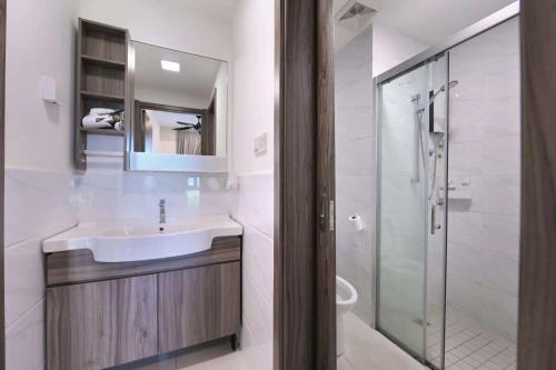 新山09 forest city homestay-温馨小筑的白色的浴室设有水槽和淋浴。