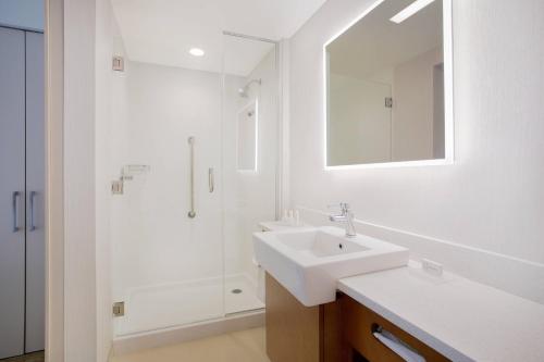 劳雷尔山万豪桂山春季山丘套房酒店的白色的浴室设有水槽和淋浴。