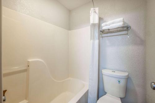 比尤特Wingate by Wyndham Butte City Center的白色的浴室设有卫生间和淋浴。