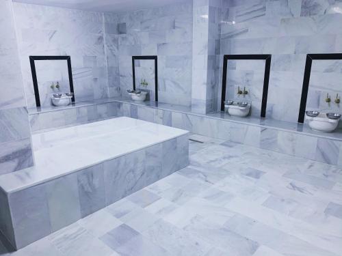 DargeçitZ&A kılıç apart otel的白色浴室设有3个水槽和2个卫生间