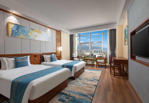 大理大理戴斯温德姆酒店的酒店客房设有两张床和一台平面电视。