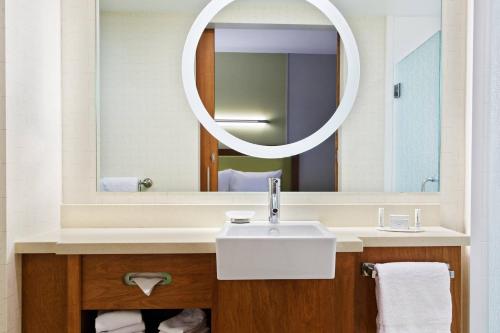 彭萨科拉万豪彭萨科拉春季山丘套房酒店的一间带水槽和镜子的浴室