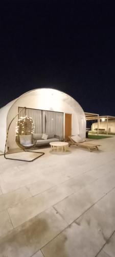 Al ḨamrānīyahDesert Breeze Farm Resort的夜间停机坪