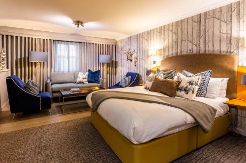 布罗迪克阿奇蕾妮度假酒店的一间带大床的卧室和一间客厅