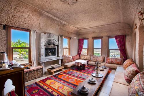 乌奇希萨尔Cappadocia Fairy Chimneys Selfie Cave Hotels - Special Class的带沙发和壁炉的客厅