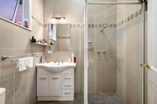 弗里曼特Fremantle Accommodation Villas的带淋浴和盥洗盆的浴室