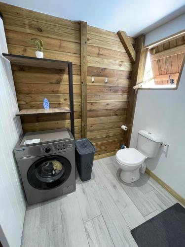 波尔兰特Bungalows Lanar'am Kaladja -1的一间带洗衣机和卫生间的浴室