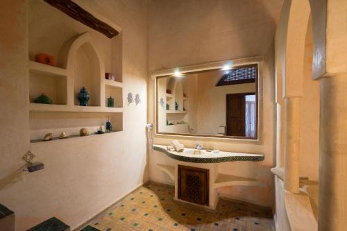 索维拉莱德阿耶索维拉酒店的一间带水槽和镜子的浴室