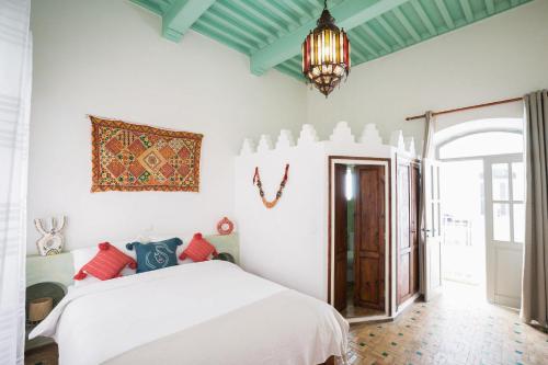 索维拉莱德阿耶索维拉酒店的卧室配有白色的床和吊灯。
