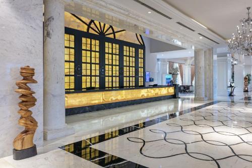 贝莱克贝莱克泰坦尼克豪华高尔夫酒店的大堂设有倒影池和吊灯。