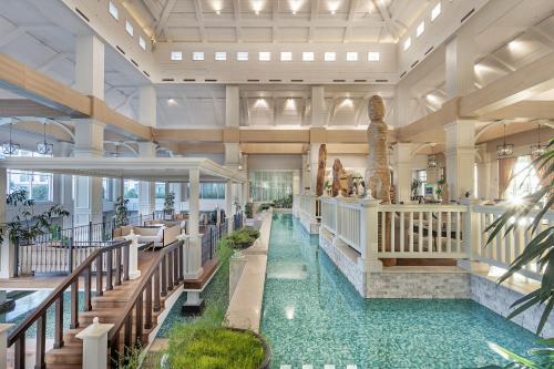 贝莱克贝莱克泰坦尼克豪华高尔夫酒店的大楼中央带游泳池的大堂