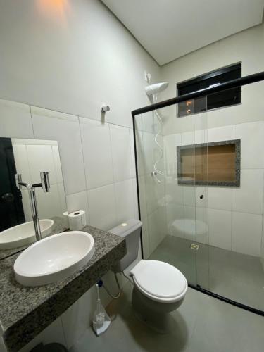 帕尔马斯Flat Davisis 3 - PX da JK的浴室配有卫生间、盥洗盆和淋浴。