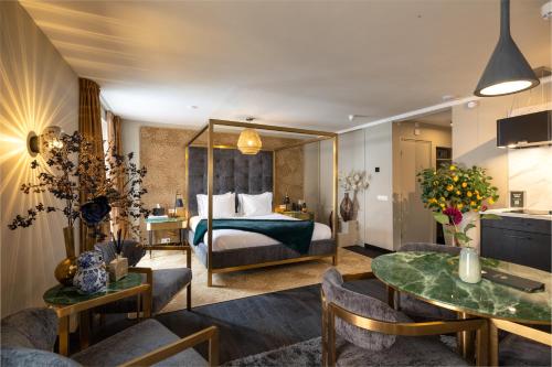 迪温特The Lemon Suites的酒店客房带一张床、一张桌子和椅子