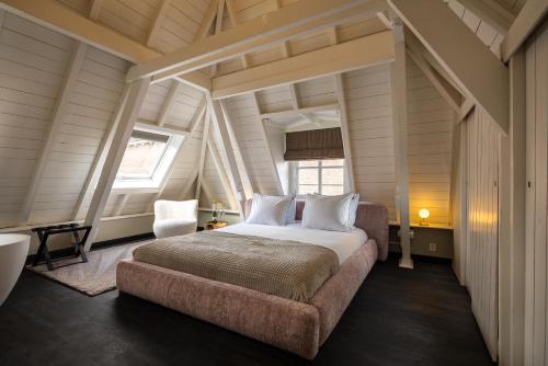 迪温特The Lemon Suites的一间卧室设有一张大床和两个窗户。