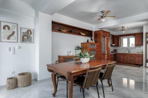 依拉佩特拉Porto Lygia Apartment的厨房配有木桌和椅子