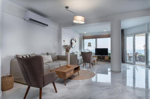 依拉佩特拉Porto Lygia Apartment的客厅配有沙发和桌子