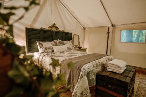 Albert MinesStation Chene rouge的帐篷内一间卧室,配有一张床