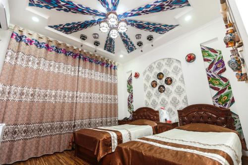 希瓦Khiva Silk Road的一间卧室设有两张床和天花板