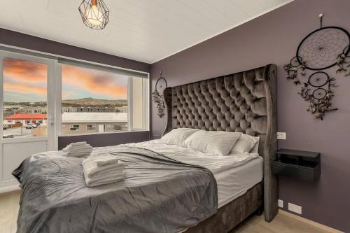 莫斯费德斯拜尔Venture Vacation-Family Friendly Retreat-HOT TUB的一间卧室设有一张大床和一个窗户。