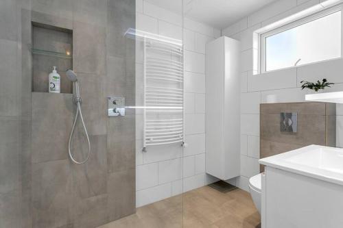莫斯费德斯拜尔Venture Vacation-Family Friendly Retreat-HOT TUB的带淋浴、卫生间和盥洗盆的浴室