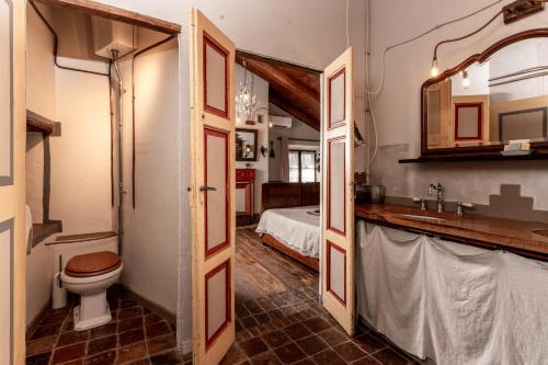 阿尔巴卡萨斯卡帕隆酒店的一间带卫生间、水槽和床的浴室