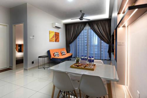 马六甲InStay Atlantis - The Orange的客厅配有桌椅和沙发