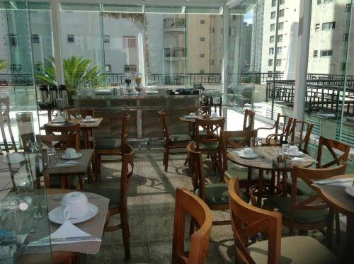 圣保罗上方酒店的大楼内带桌椅的餐厅