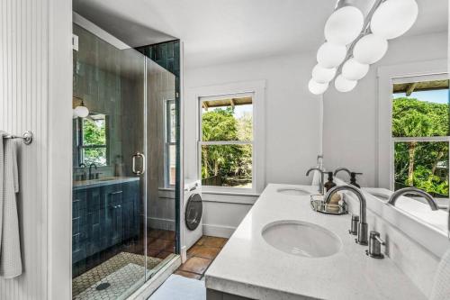 萨拉索塔Julia Place的白色的浴室设有水槽和淋浴。