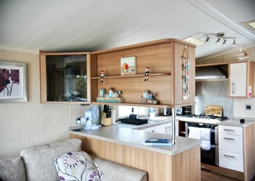 浦耳Sea Breeze Cabin的大篷车内带柜台的厨房