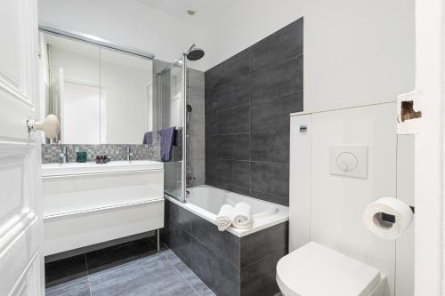 尼斯FEEL HOME - FOCH 28的带浴缸、卫生间和盥洗盆的浴室