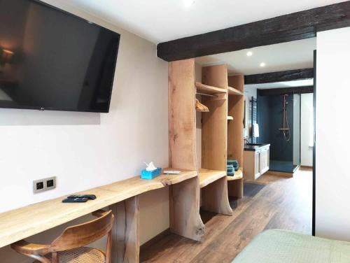 罗什福尔Le Saint Michel的客厅配有电视和木桌