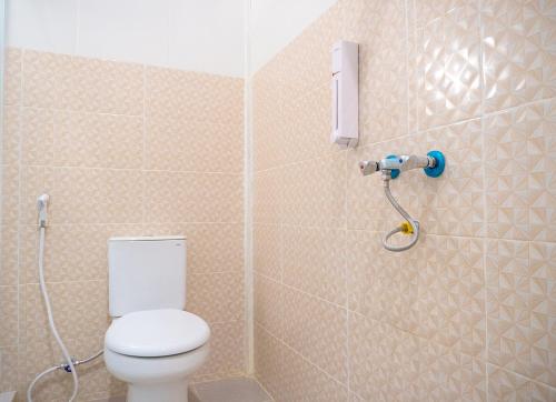 班达楠榜Jo&Jo Hostel的一间带卫生间和淋浴的浴室