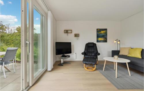 海松1 Bedroom Nice Home In Hadsund的带沙发、电视和桌子的客厅