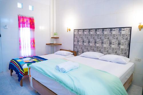 班达楠榜Jo&Jo Hostel的客房设有两张床和窗户。