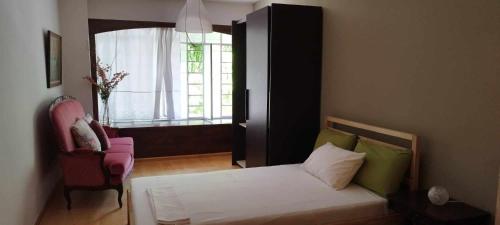 塞萨洛尼基short stay loft at Thessaloniki的一间小卧室,配有床和窗户