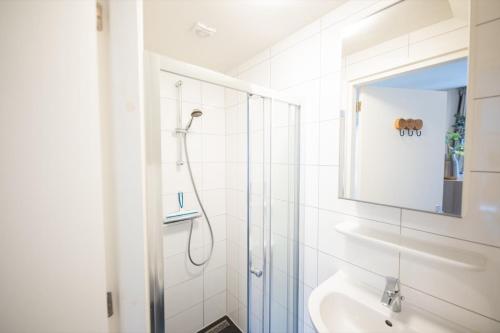 埃因霍温Delightful 2 Bedroom Apartment的带淋浴和盥洗盆的白色浴室