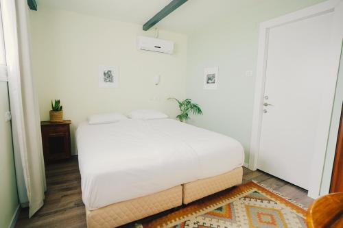 米茨佩·拉蒙ibex unique Desert Inn的卧室配有白色的床