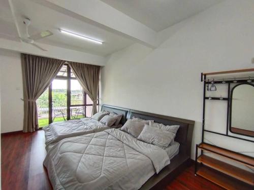 瓜拉雪兰戈No 70 Sunlight Homestay 4R3B - 24 Pax, Karaoke的一间卧室设有一张大床和一个窗户。