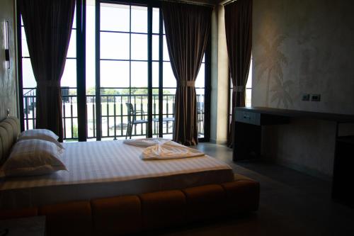 RrogozhinëPosh Villas的一间卧室设有一张床和一个大窗户