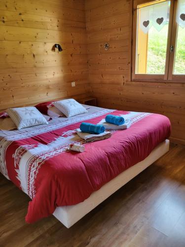 大博尔南La petite Anfiane的木制房间的一个床位,上面有两条毛巾