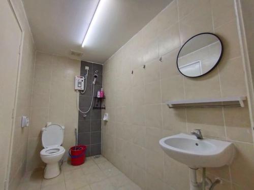 瓜拉雪兰戈No 68 Sunlight Homestay 4R3B - 24 Pax, Karaoke的一间带卫生间、水槽和镜子的浴室