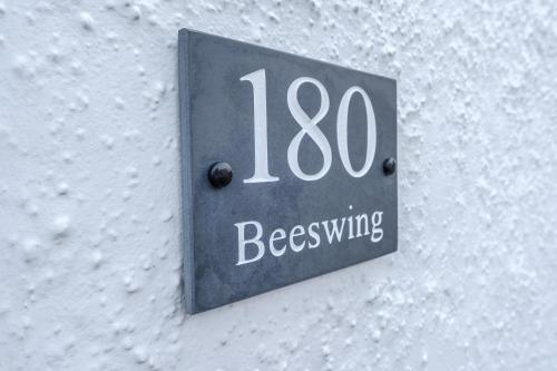 比加Beeswing, a Victorian Gem in Biggar的建筑的一侧的标志
