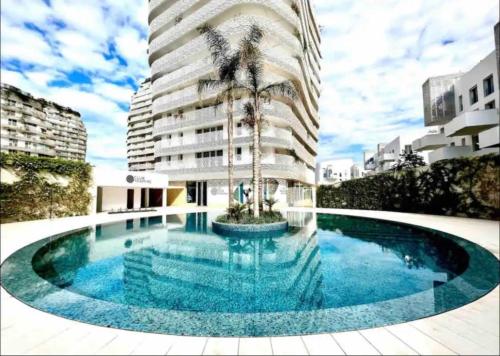 卡萨布兰卡Appartement Anfa Park casa finance City CFC的一座大游泳池,在一座建筑前有棕榈树