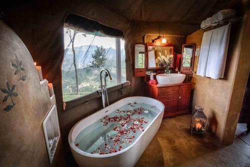 康提玛杜可茶园生态旅馆的带浴缸和盥洗盆的大浴室