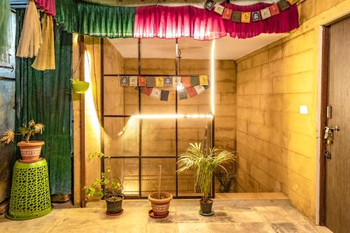 斋沙默尔Hotel Relax Inn Jaisalmer的一间设有盆栽淋浴的房间