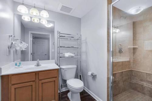 德斯坦Beautiful Junior 2BR/2BA Palms Resort in Destin的浴室配有卫生间、盥洗盆和淋浴。