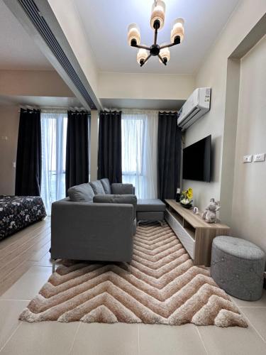 伊洛伊洛THE PALLADIUM- Serene的带沙发和地毯的客厅