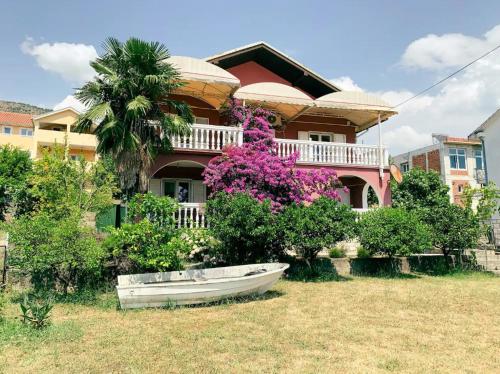 蒂瓦特Peaceful, Cosy Tivat Guesthouse的前面有船的房子
